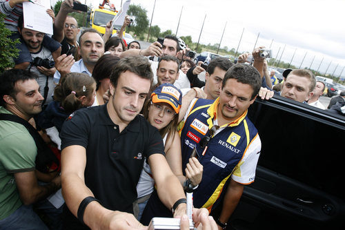 Alonso atiende a los fans