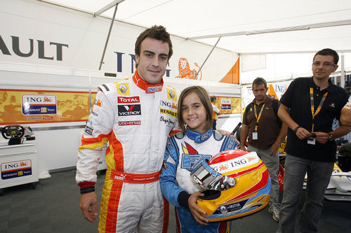 Alonso con una aficionada