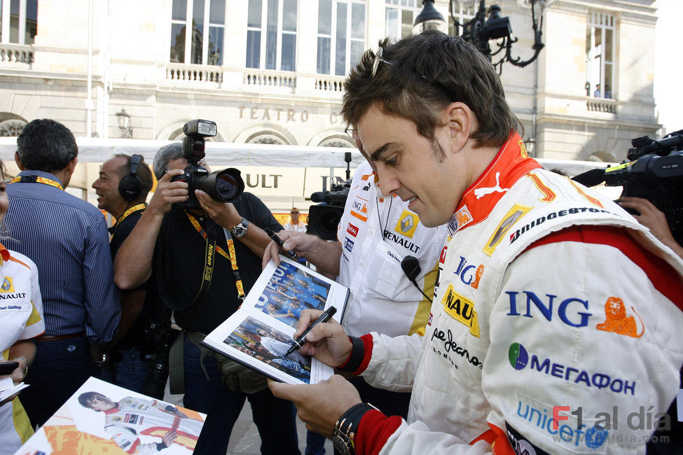 Alonso firma unas revistas