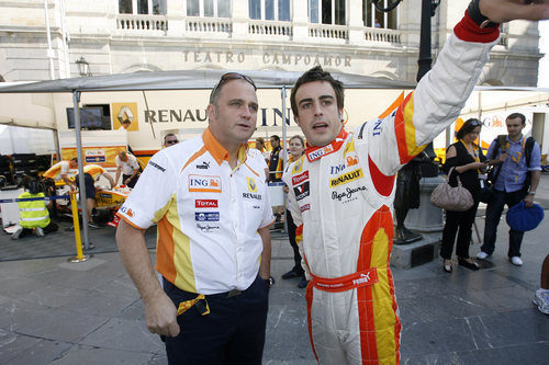 Alonso charla con un miembro de Renault