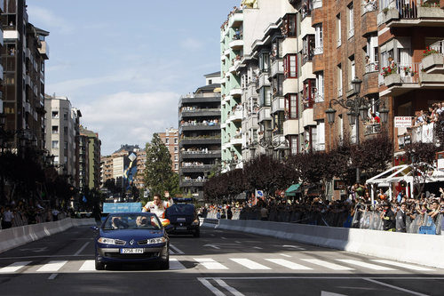 Alonso subido a un coche