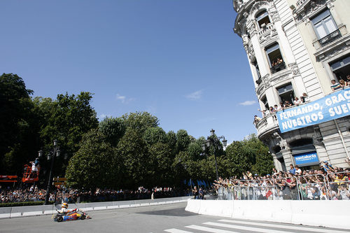 Alonso con su kart por Oviedo