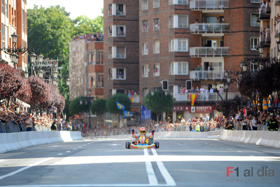 Alonso por el medio de la calle