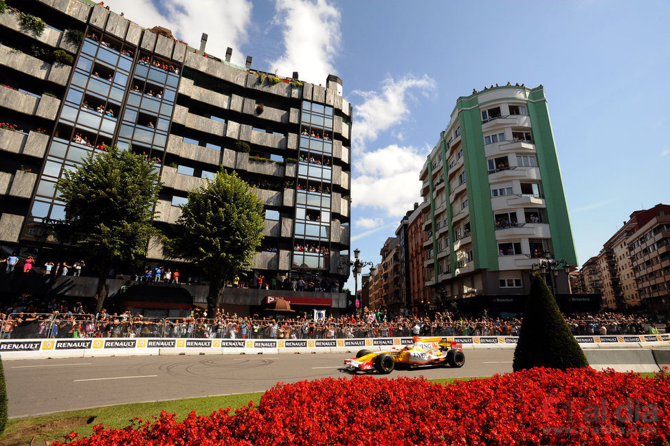 Alonso da una vuelta a la plaza