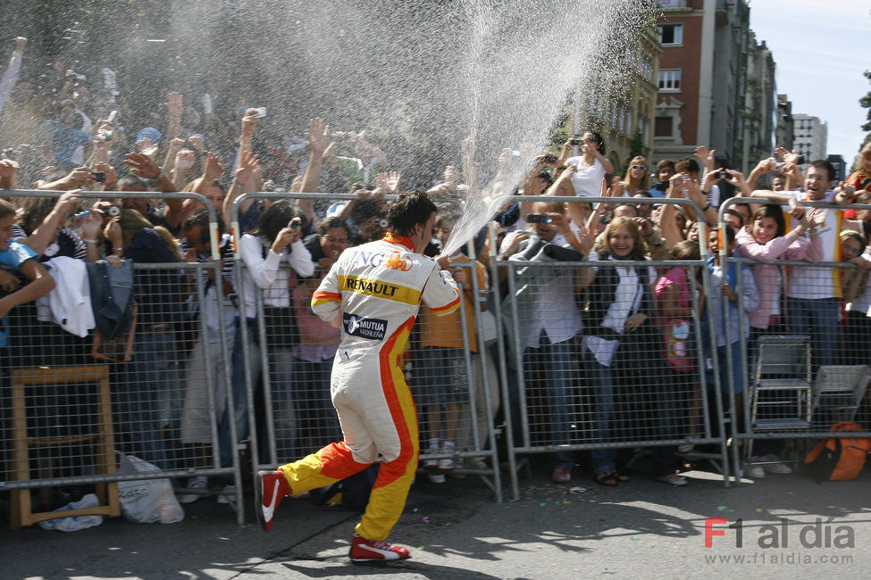 Alonso moja a los aficionados