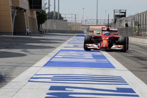 Fernando Alonso regresa a boxes en Sakhir