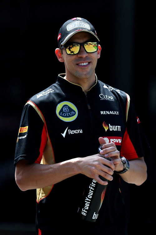 Pastor Maldonado sonríe en el paddock de Barcelona