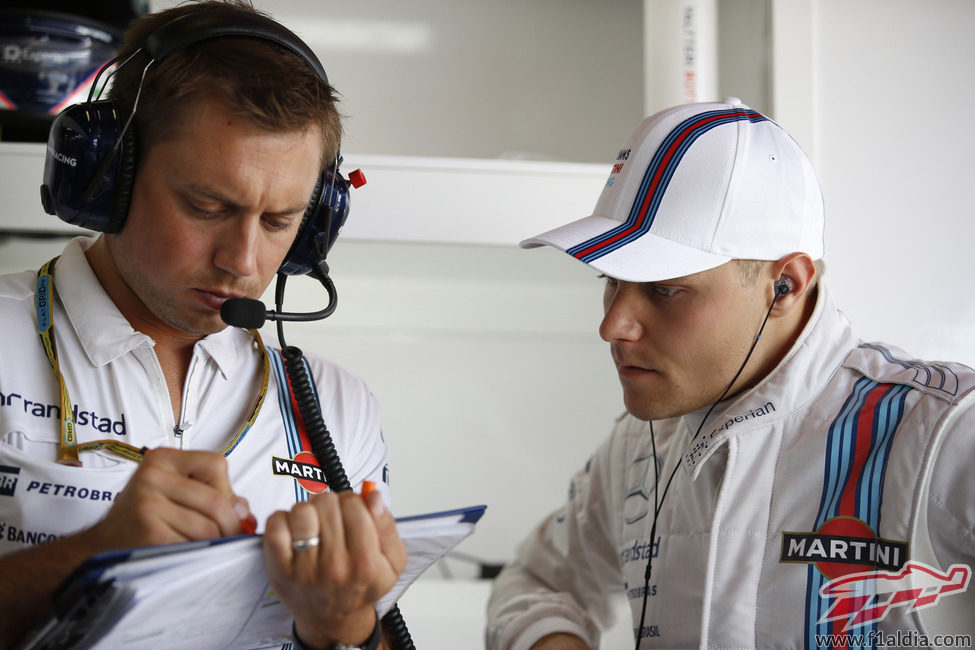 Valtteri Bottas comentando el programa con un ingeniero