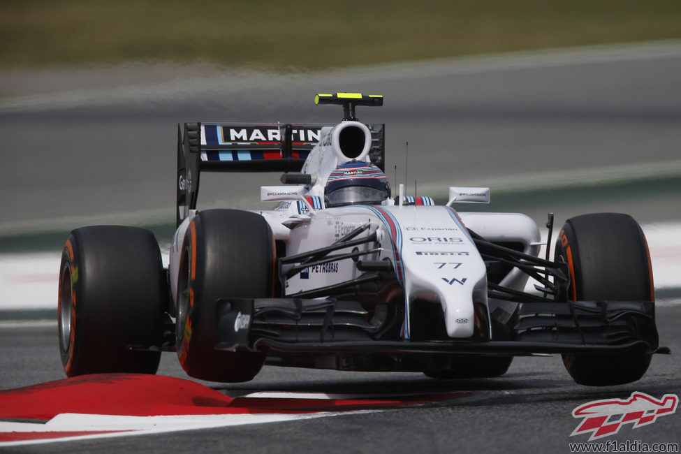 Valtteri Bottas subiendose por los pianos