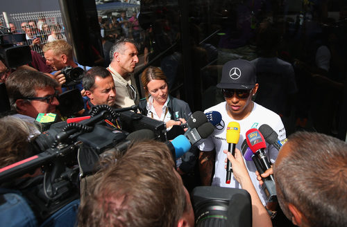 Lewis Hamilton atiende a la prensa en el Principado