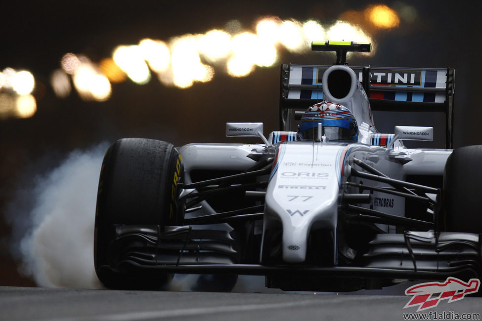 Valtteri Bottas prueba el asfalto mojado