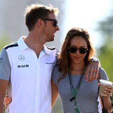Jenson Button y Jessica Michibata llegan al circuito