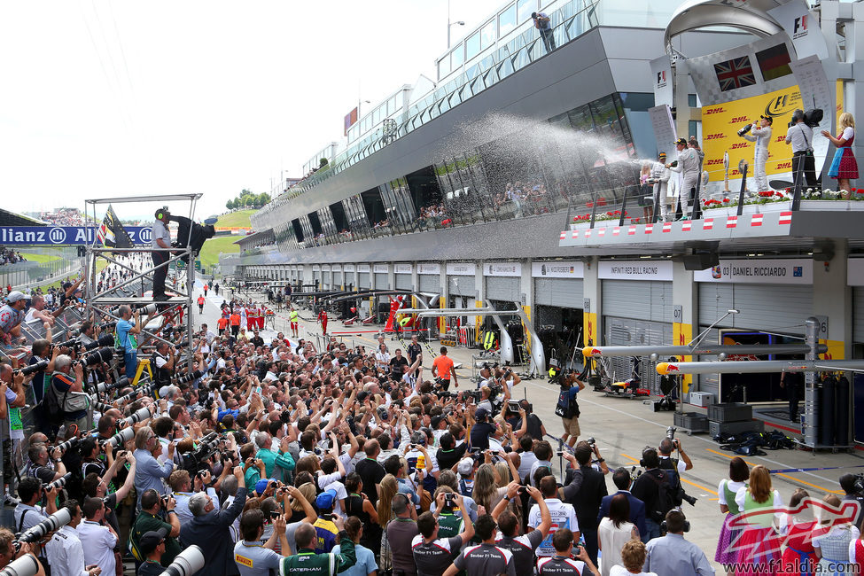 La gente se rinde ante los ganadores del GP de Austria