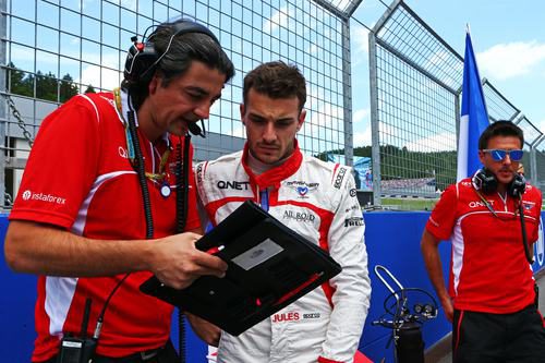 Jules Bianchi repasando la estrategia con su ingeniero