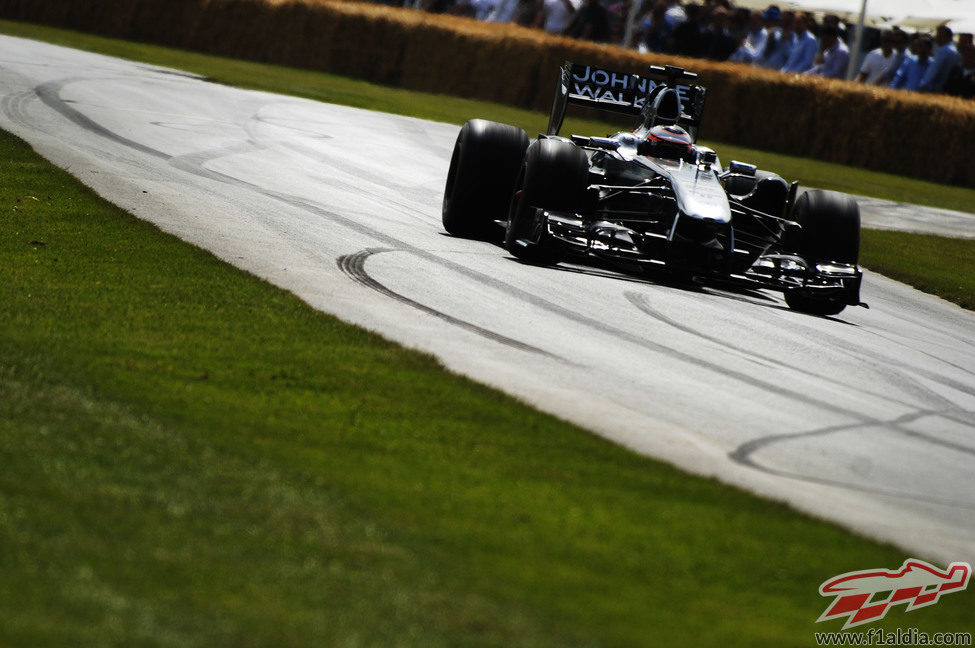 Stoffel Vandoorne, a los mandos del McLaren MP4-26 de 2011