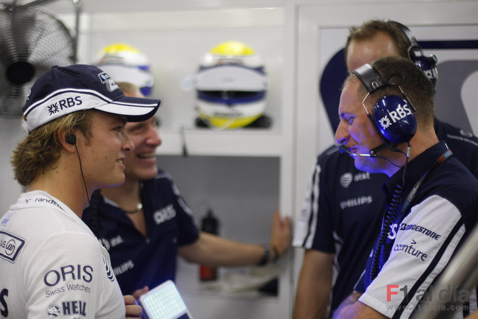 Los ingenieros de Williams con Rosberg