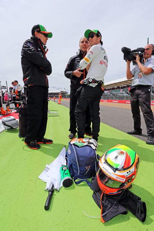 Sergio Pérez esperando que se reanude la carrera