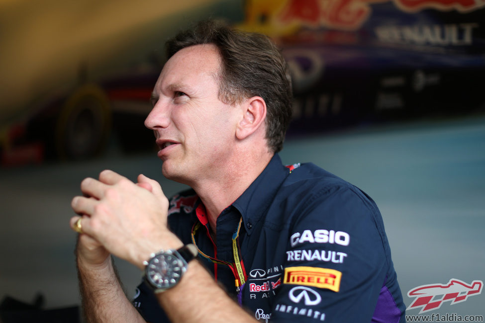 Christian Horner, muy atento y serio