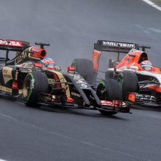 Romain Grosjean adelanta a un Marussia