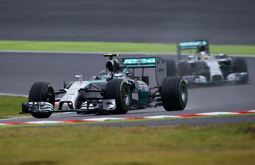 Nico Rosberg trata de huír de Lewis Hamilton