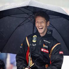 Romain Grosjean se protege de la lluvia