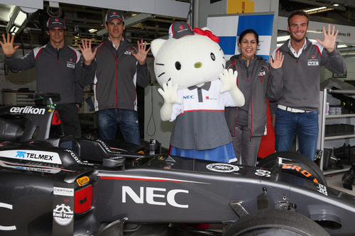 El equipo Sauber junto a Hello Kity