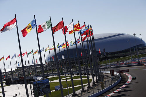 Kamui Kobayashi en la tercera curva del circuito de Sochi