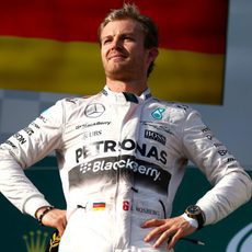 Nico Rosberg posa en el segundo escalón del podio