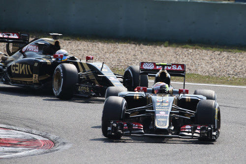 Los dos coches de Lotus mostrando un ritmo competitivo