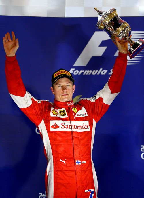 Kimi Räikkönen saluda al público desde el segundo escalón del podio