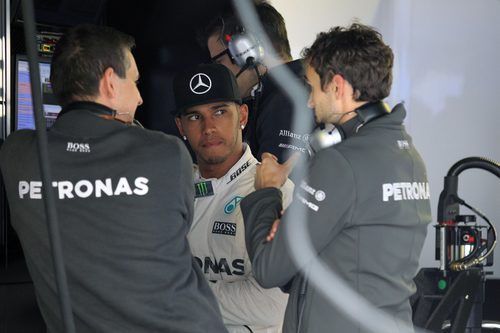 Lewis Hamilton hablando con sus ingenieros