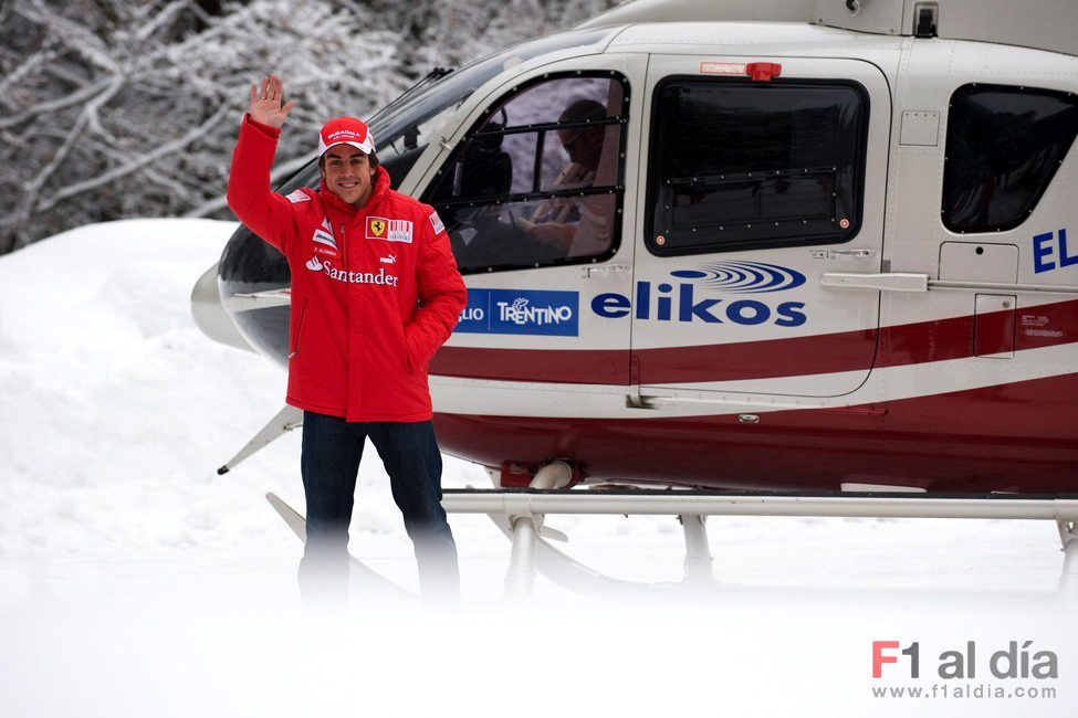 Fernando Alonso vestido de rojo