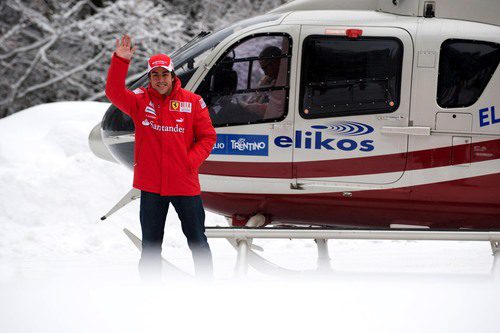 Fernando Alonso vestido de rojo