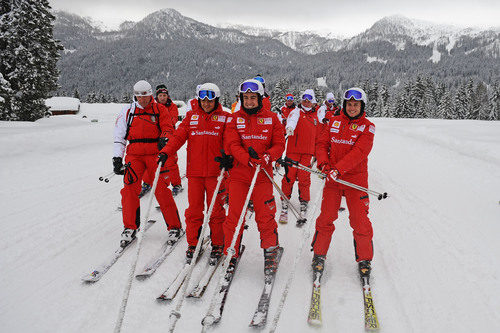 El equipo Ferrari es arrastrado hasta la cima de la montaña