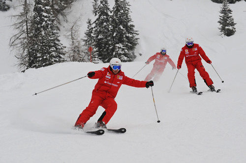 Alonso persigue a Massa por la nieve