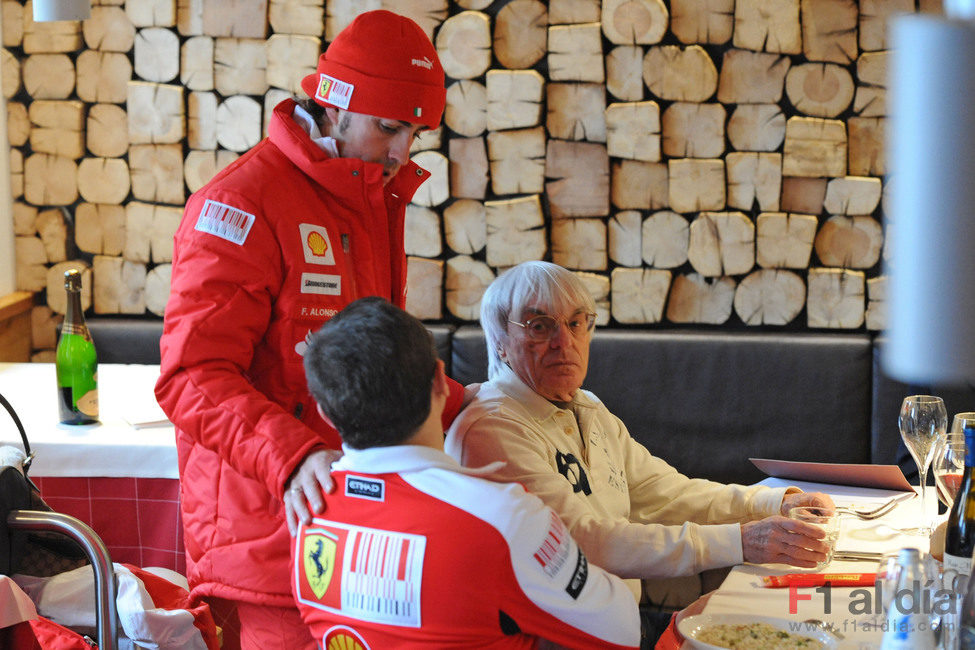 Fernando Alonso habla con Ecclestone y Domenicali