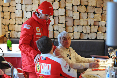 Fernando Alonso habla con Ecclestone y Domenicali