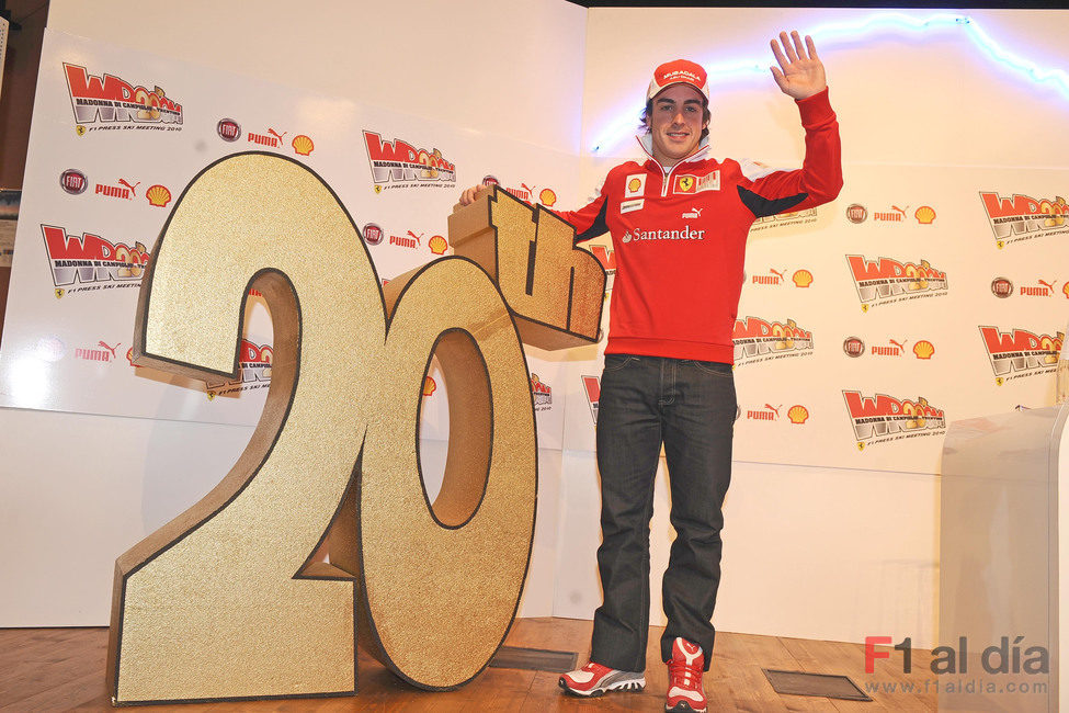 Fernando posa con el logo del aniversario del 'WROOOM'