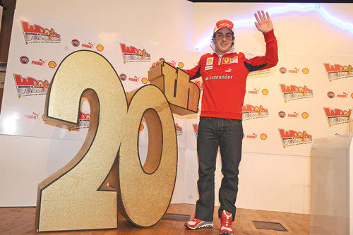 Fernando posa con el logo del aniversario del 'WROOOM'