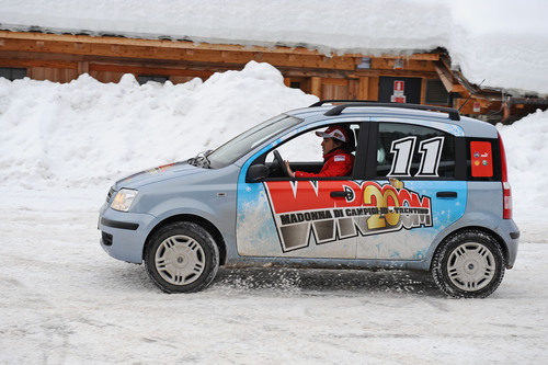 Fernando sobre la nieve con un turismo