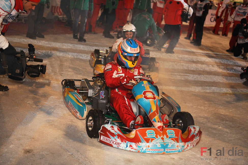 Fernando Alonso arranca su kart