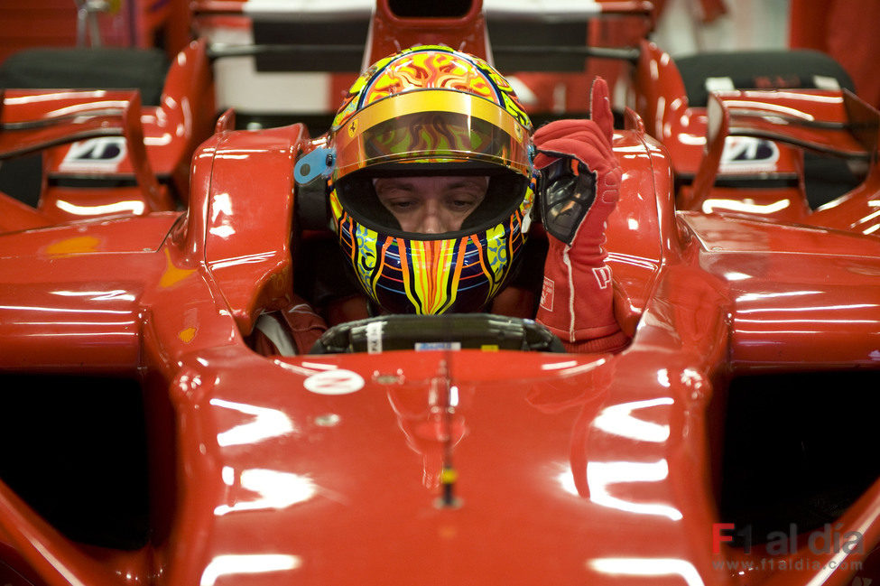 Valentino Rossi sentado en el F2008