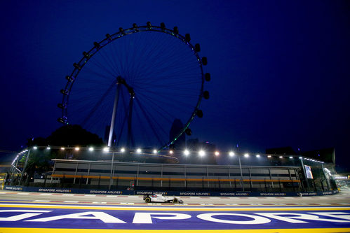 Felipe Massa rodando en la noche de Singapur