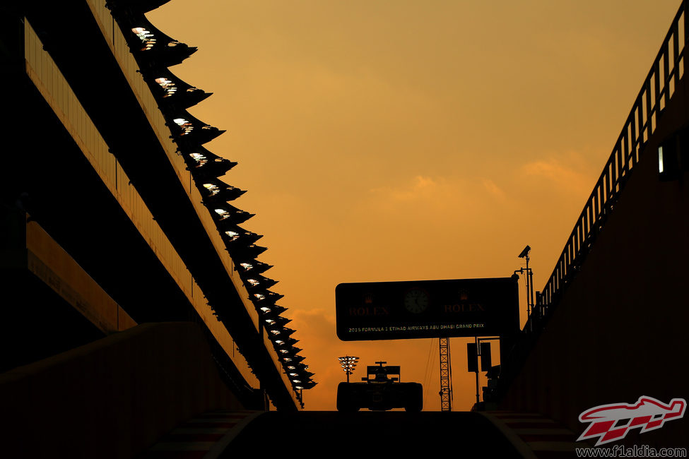 Romain Grosjean sale del pit-lane