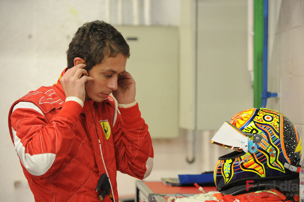 Valentino se prepara para ponerse el casco