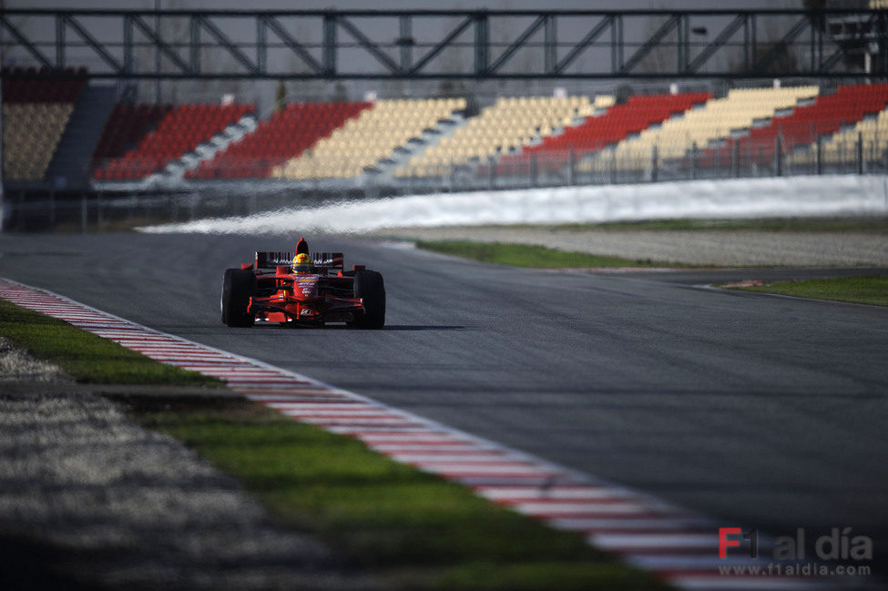 El bólido rojo rueda en un Montmeló vacío