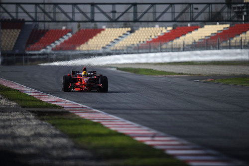 El bólido rojo rueda en un Montmeló vacío