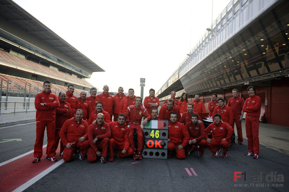 Rossi posa con el equipo Ferrari