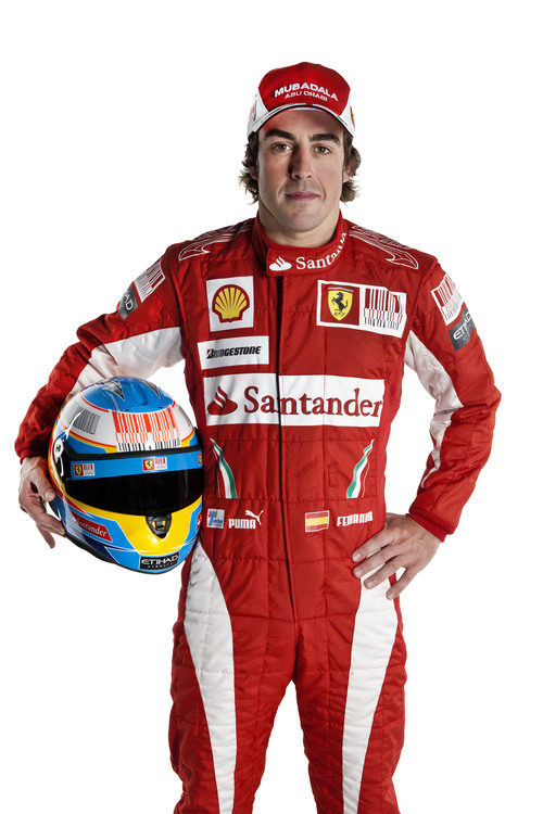 Fernando Alonso vestido de rojo