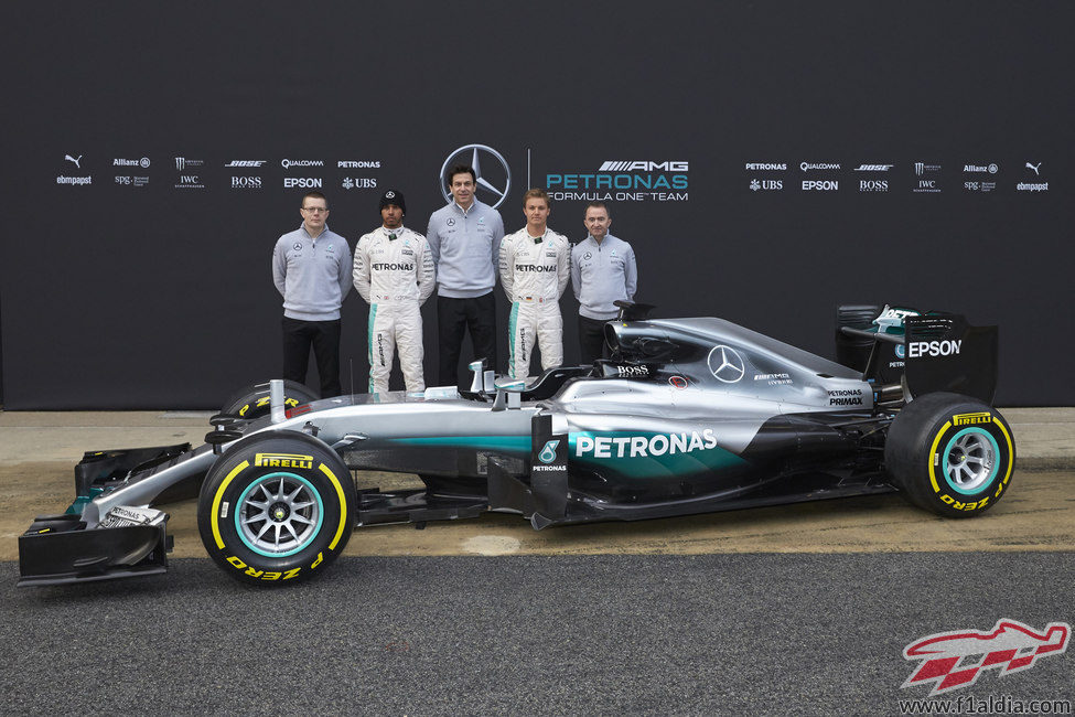 Mecedes presenta su coche en el paddock del Circuito de Barcelona Catalunya